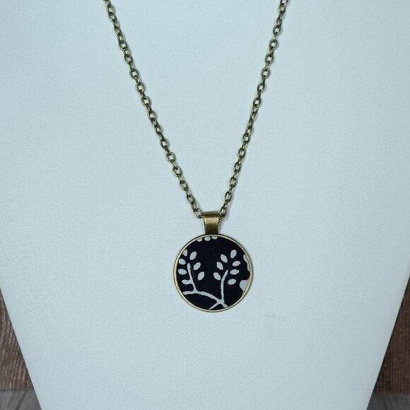 "Vino" UNESCO Heritage Indigo "Modrotlač" Blueprint Necklace - Artisan Crafted - Picture 3 of 6